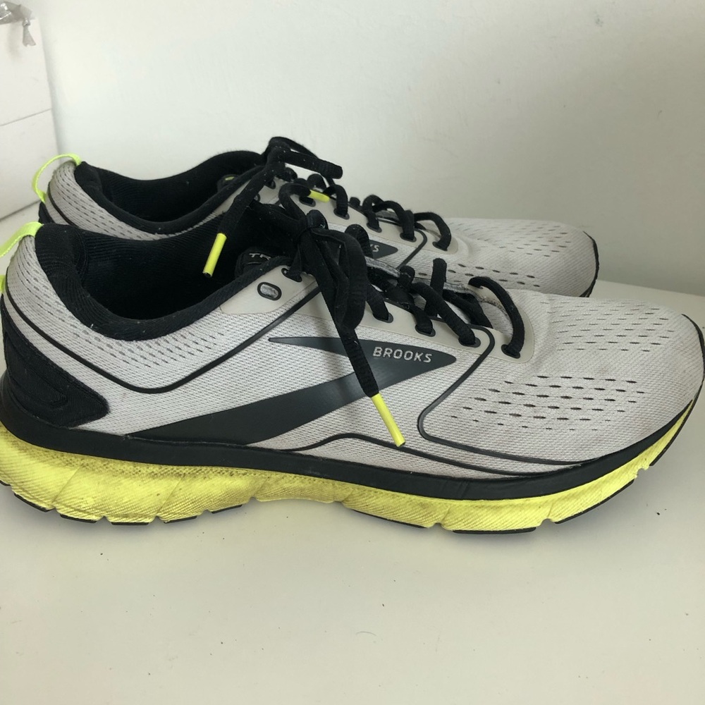 Brooks Transmitt 3 Gray and Neon Yellow Sneaker